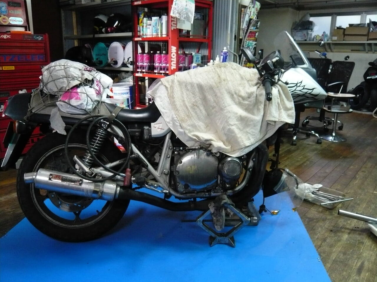 汚いバイクは触りたく無いなりの巻き