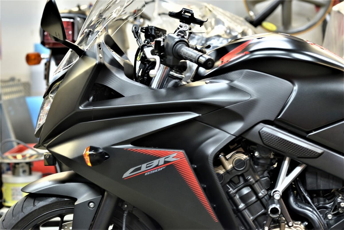 これは。。。ジャンル分けが難しい？CBR650F(RC83)レギュラーメンテ。エアクリーナー＆点火プラグ交換