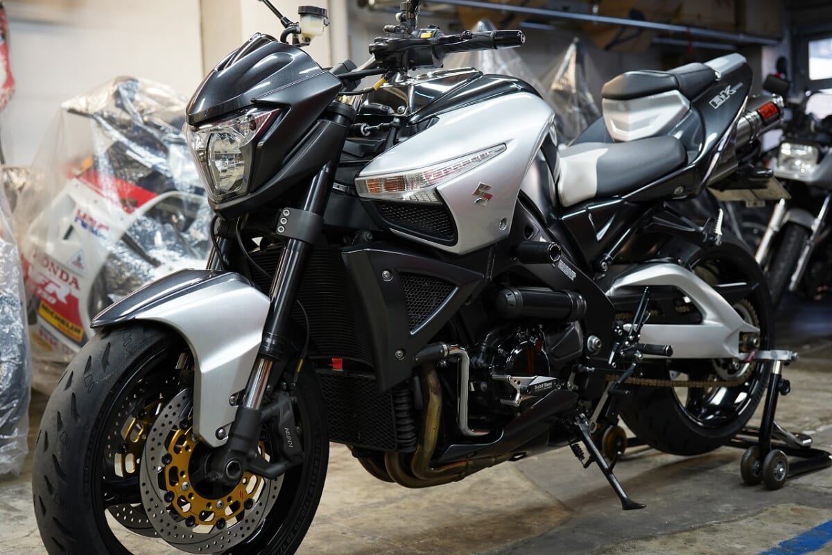 そうさ！いつもタイミングが悪いのさっ。GSX1300BK B-KING(GX71A) 車検　レギュラーメンテ　前後パッド交換
