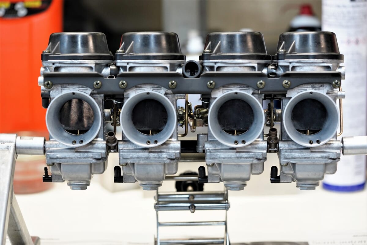 年式ごとに異なる見た目や味付けの油冷。GSX-R1100M キャブメンテ　ステップ回り研磨　D-UNIT+取り付け