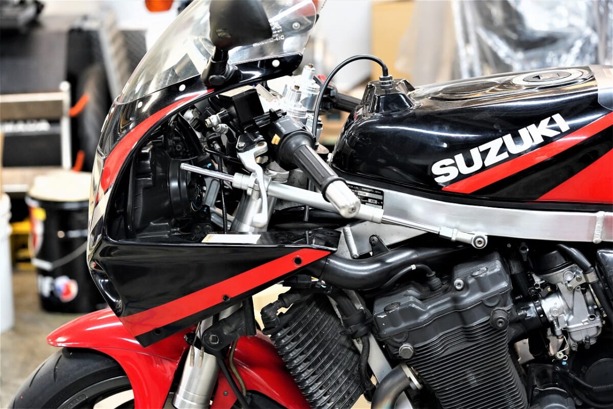 年式ごとに異なる見た目や味付けの油冷。GSX-R1100M キャブメンテ　ステップ回り研磨　D-UNIT+取り付け