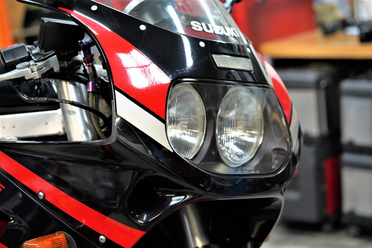 年式ごとに異なる見た目や味付けの油冷。GSX-R1100M キャブメンテ　ステップ回り研磨　D-UNIT+取り付け