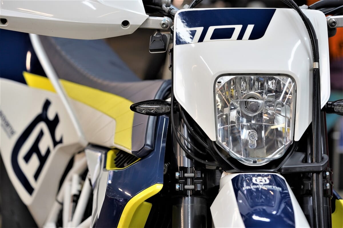 Husqvarna 701 Supermoto。車検　前後ショックOH 　エンジンオイル交換　冷却水交換　フルード交換