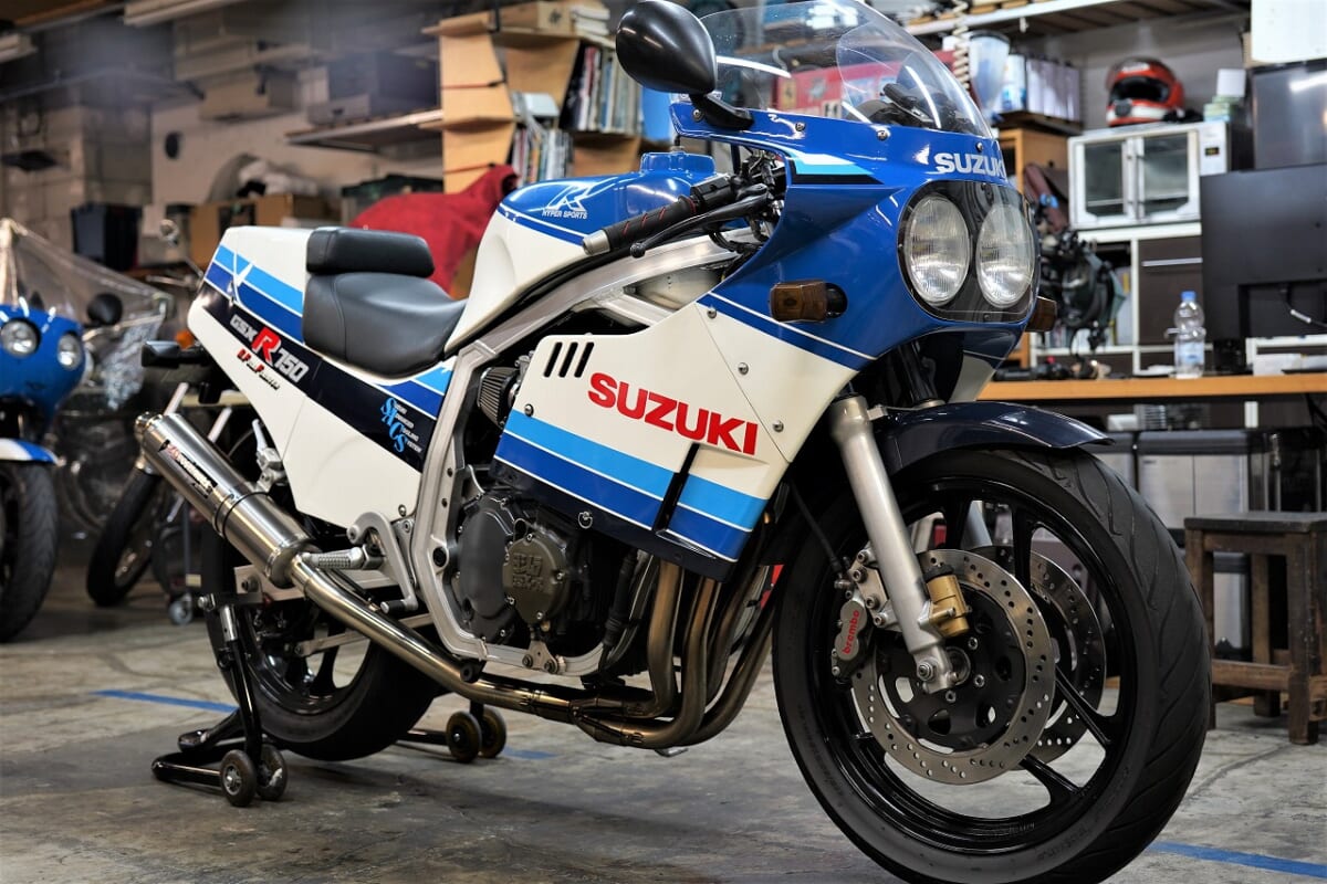 初期型のGSX-Rはやはりかっこいい。GSX-R750 GR71 フルード交換　キャリパー洗浄　などメンテ依頼