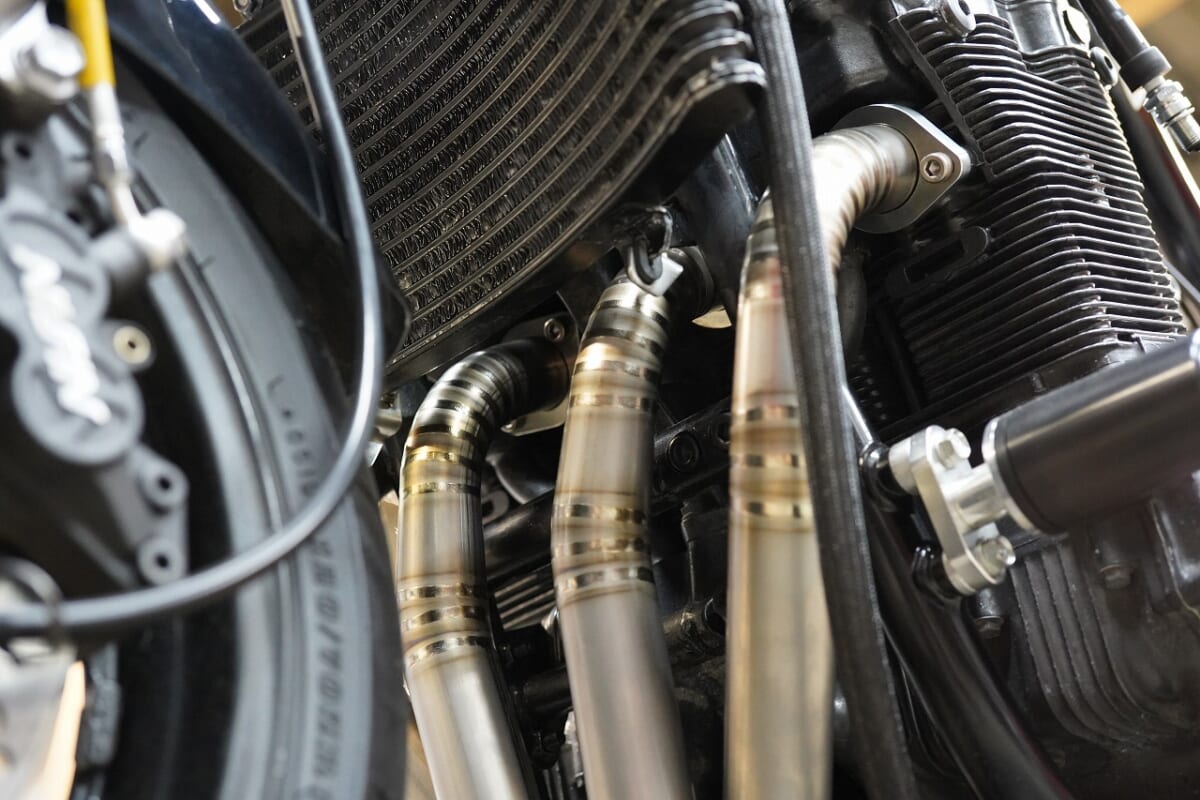 まさかの？面白い位にカスタム泥沼化？GSF1200S 原田消音機チタンフルエキゾースト　GSX-R1100ラウンドオイルクーラー　TMR SDアルティスシングルシート　エンジン謎の始動せず？＿などなど沢山。
