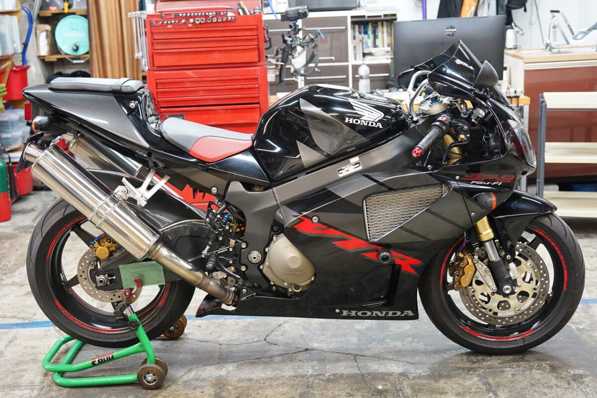 強烈に強過ぎた？2気筒1000CCの時代。VTR1000SP-2 デコメンテ　フロントメンテ（フォークOH)など