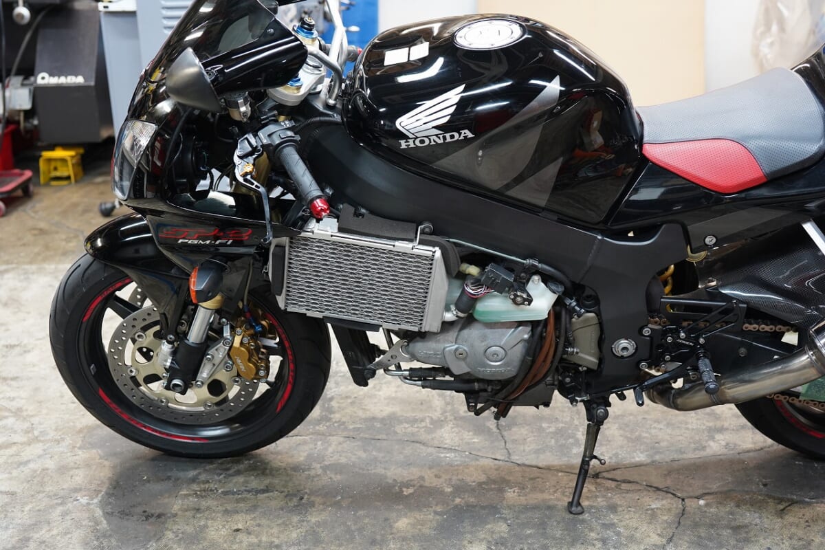 強烈に強過ぎた？2気筒1000CCの時代。VTR1000SP-2 デコメンテ　フロントメンテ（フォークOH)など