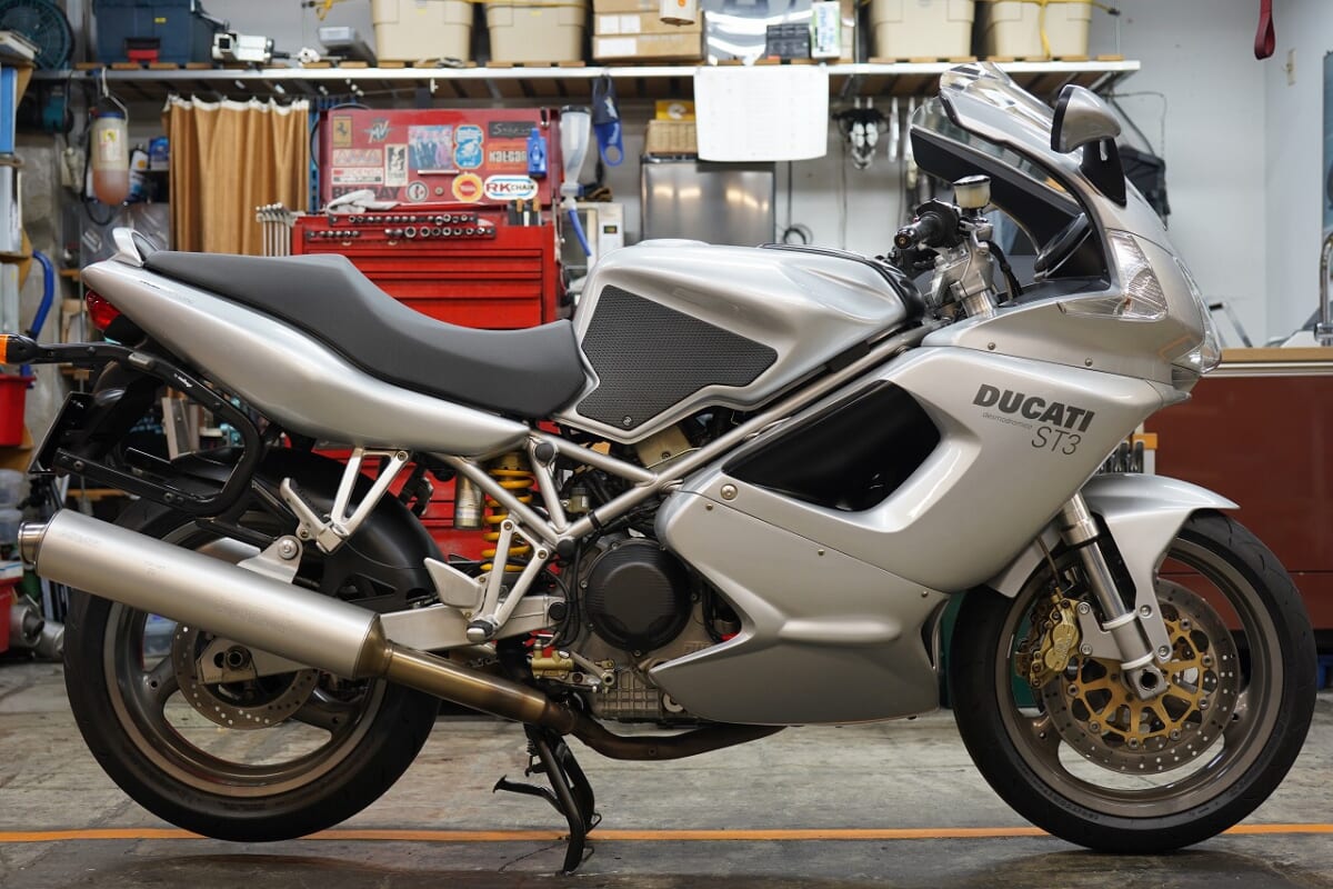 ぱっと見！VFR?DUCATI ST3 オイル・冷却水交換　グリップフットラバー　プロバッテリー交換　カウルファスナー化？希望？