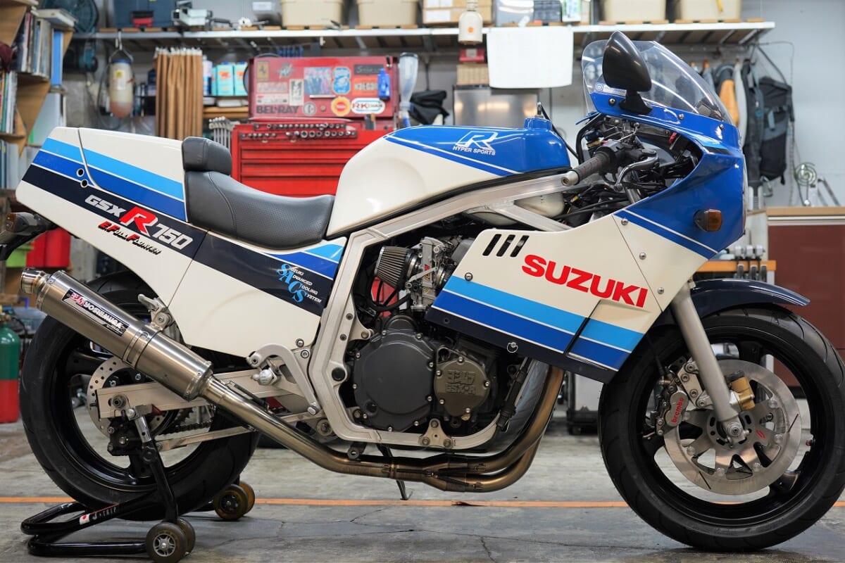 GSX-R750初期 GR71。フロント3.5-17　リア4.5-17で17インチ化します。