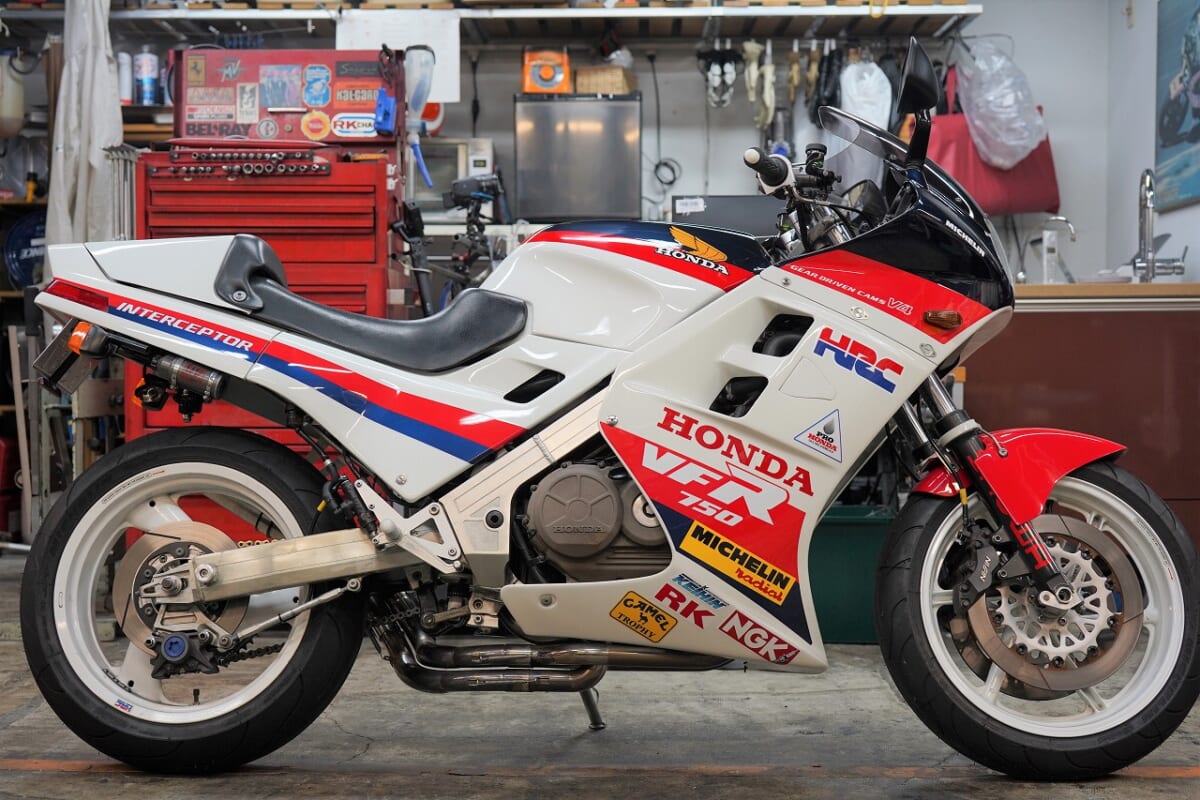 VFR750FインターセプターAMAレプリカ。サイレンサー排気音消音計画