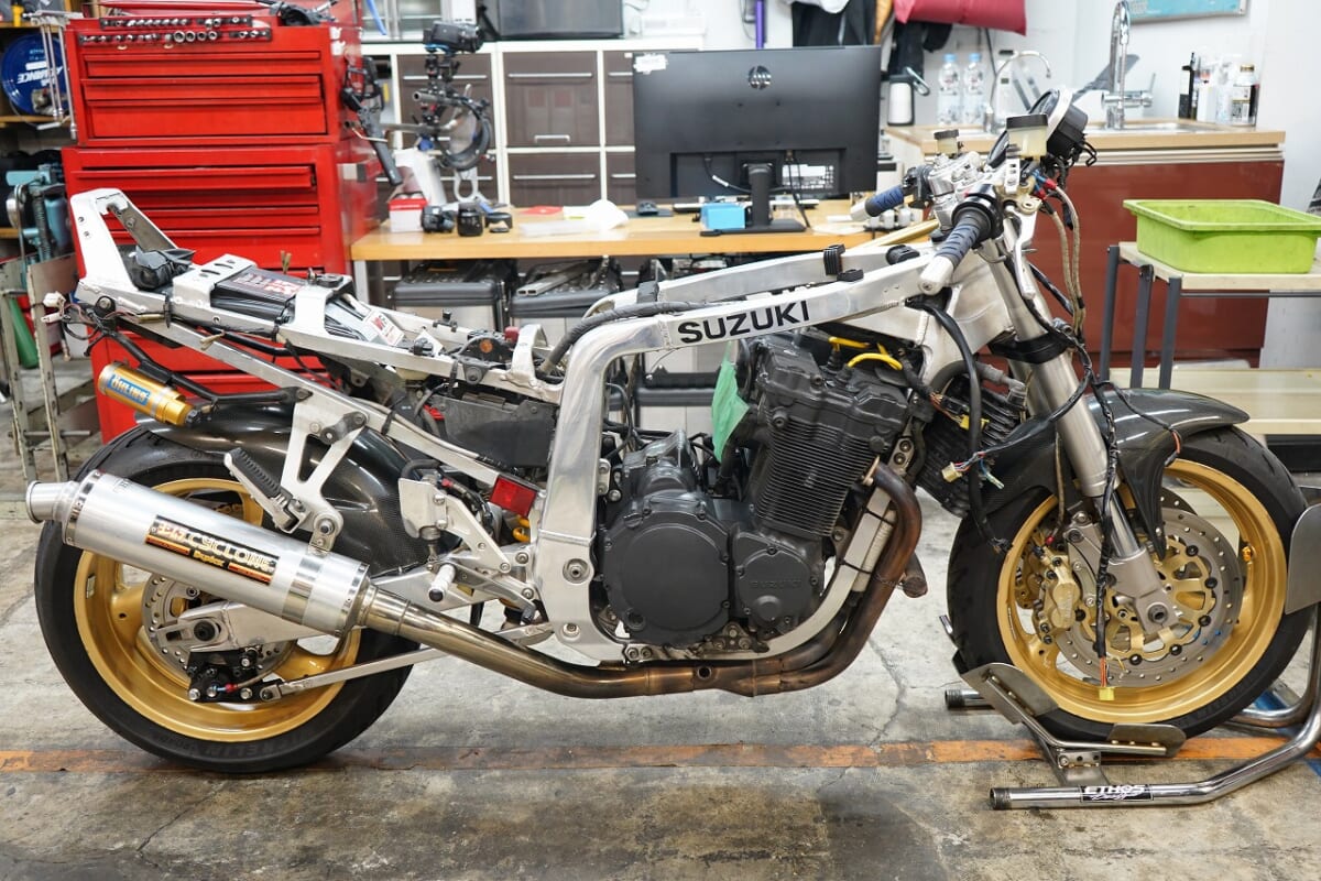 GSXR1100MN。車検　デコメンテ　ブレーキキャリパーOH ZRXリアキャリパー交換　オイル交換　プロバッテリー交換その他