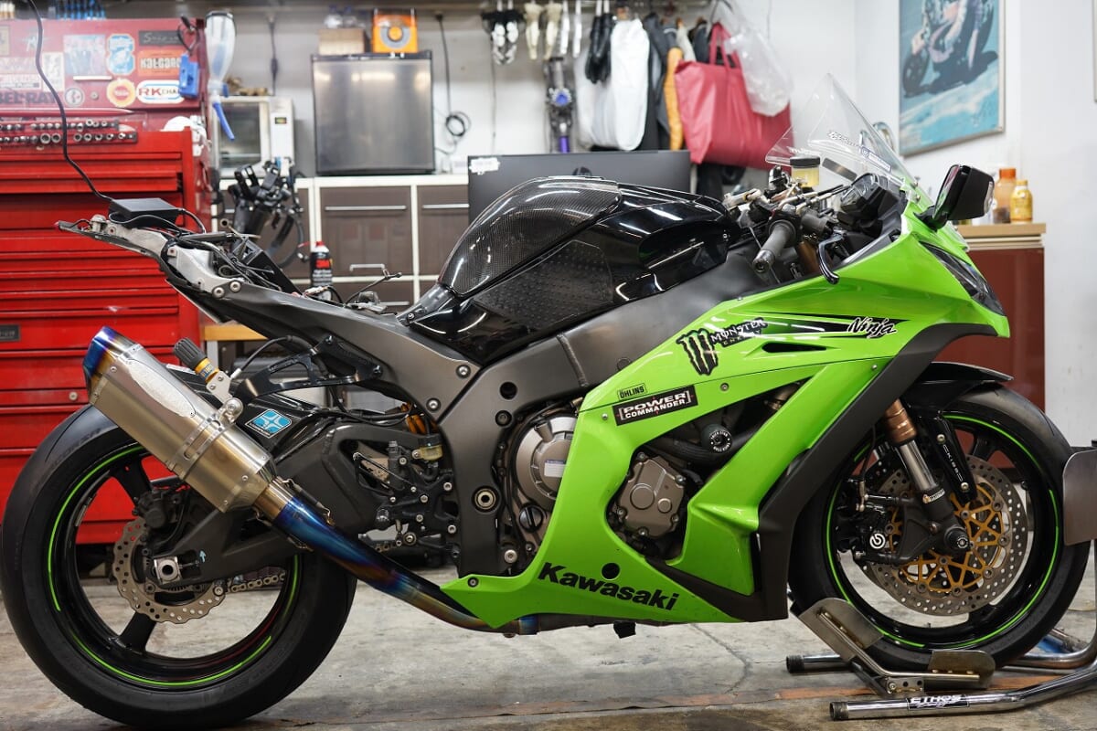 ZX10R。エンジンオイル交換フルード交換グリップ交換＆バッテリーチェック