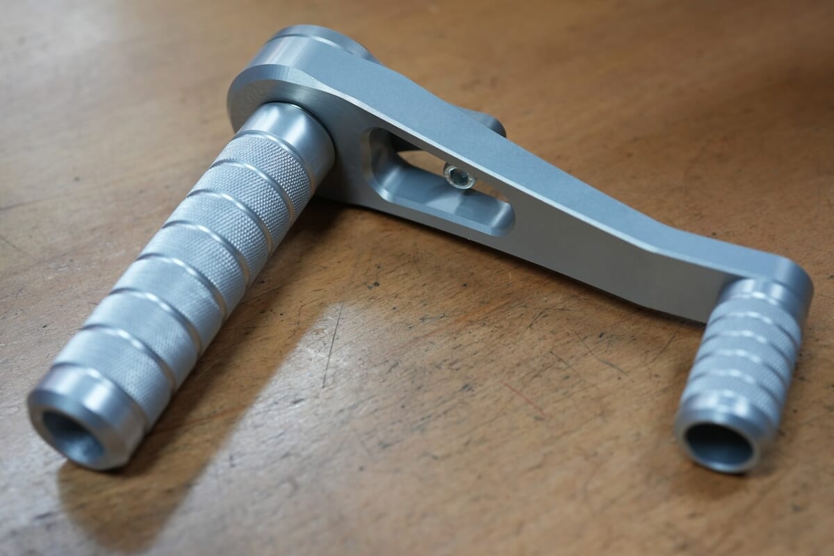 自作バックステップも自由自在？Cognito Moto Aluminum Universal Rearsets – Fixed Footpegs