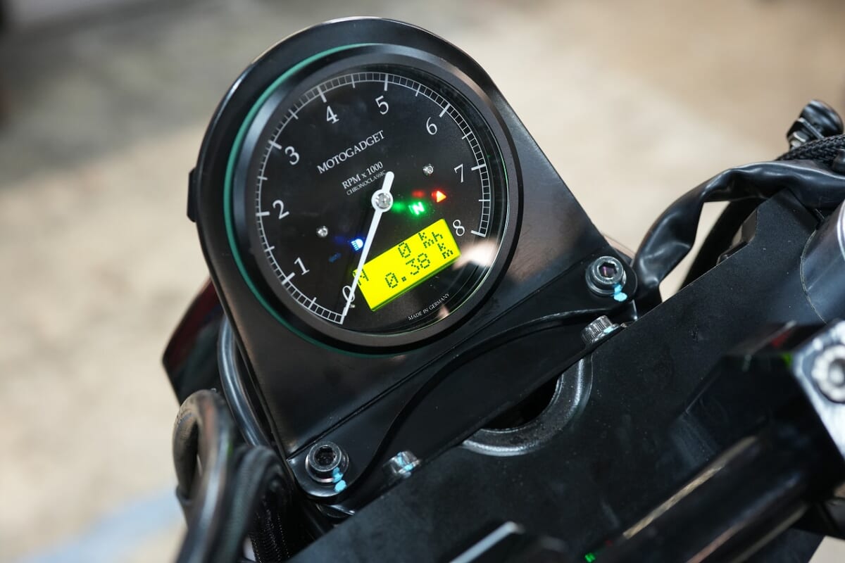 スポーツスター1200　モトガジェット　クロノクラシックCHC-B8-YLC取付