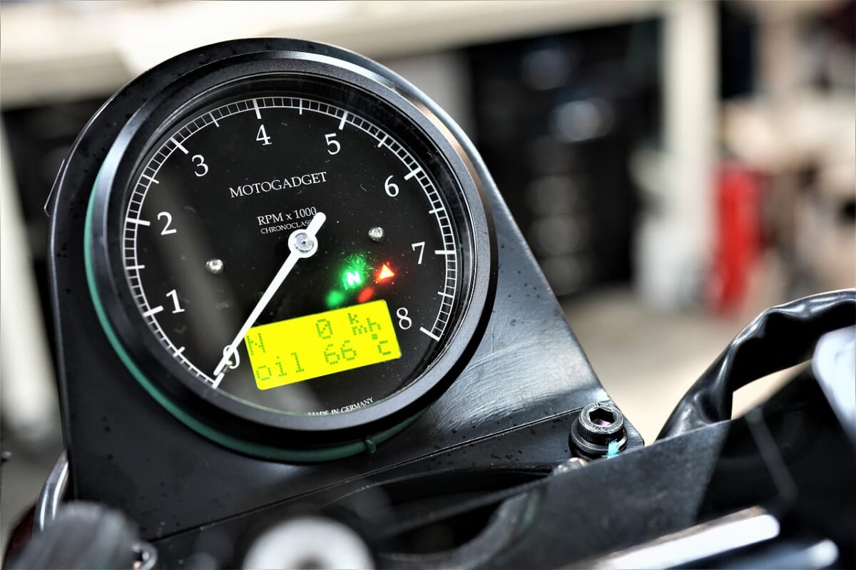 スポーツスター1200　モトガジェット　クロノクラシックCHC-B8-YLC取付