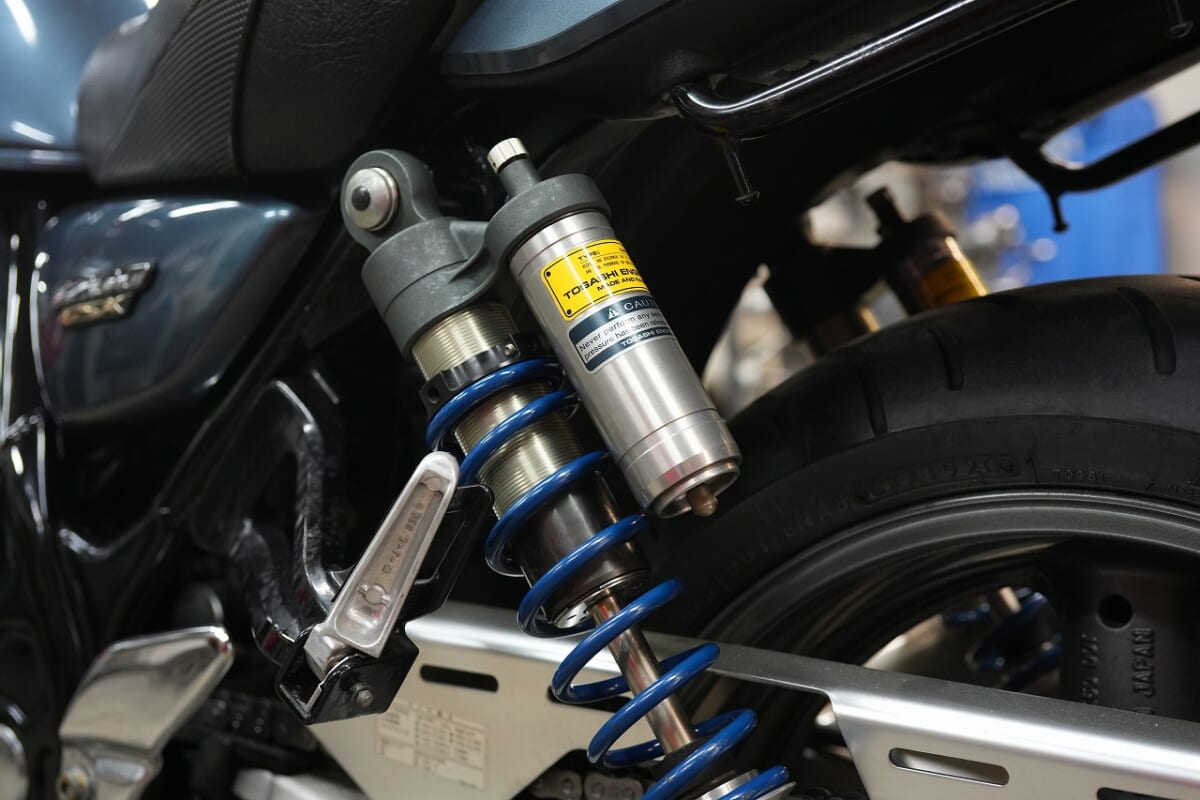 今日はチマチマしておりました。イナズマ1200。トガシショック取付
