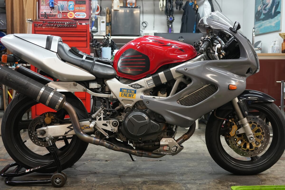 VTR1000F 車検　フロントタイヤ交換　ペダルガタ確認