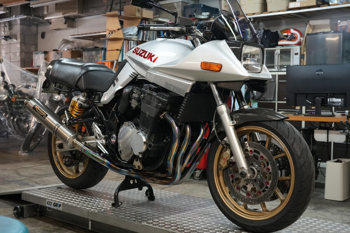 イナズマ1200油冷カタナ　GSX1200S　ドライブレコーダーEDR22G　グリップ　スロットル交換　ヤマハ純正ブレンボ取付　エンジンオイル交換など　￼