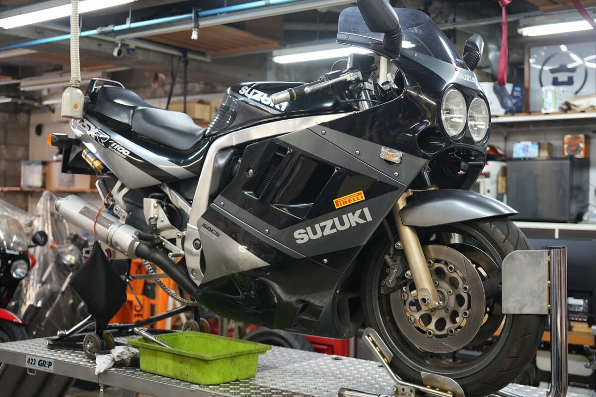 GSX-R1100K 希少なSタイプ(*´з`)サンスタープレミアムディスク交換　ホイールベアリング交換　ヘッドライト光軸調整