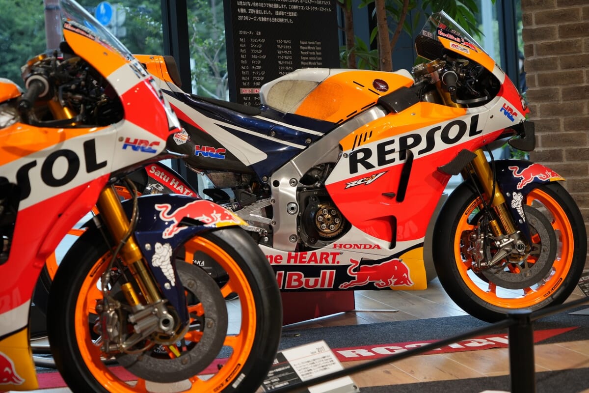 ①過去のMotoGP™ 日本グランプリで活躍したHondaのライダー達が駆ったマシンの展示　