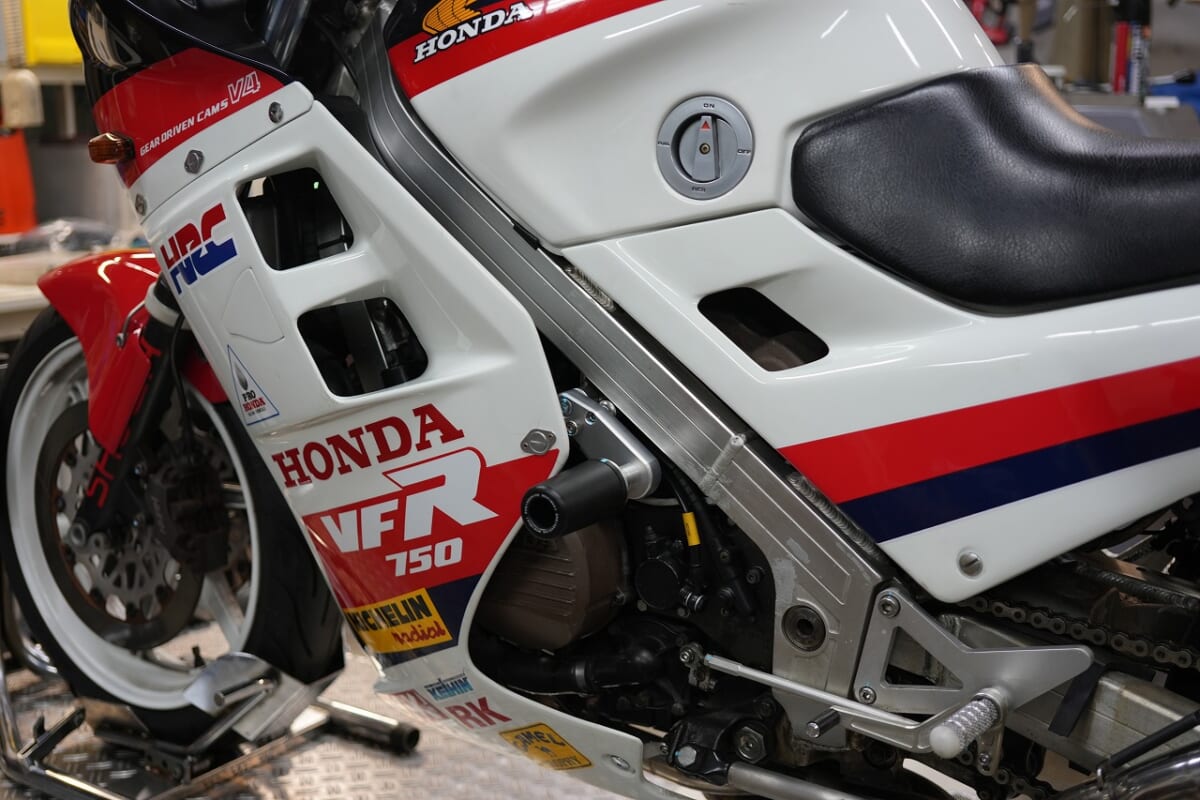 VFR750F RC24 エンジンスライダー製作