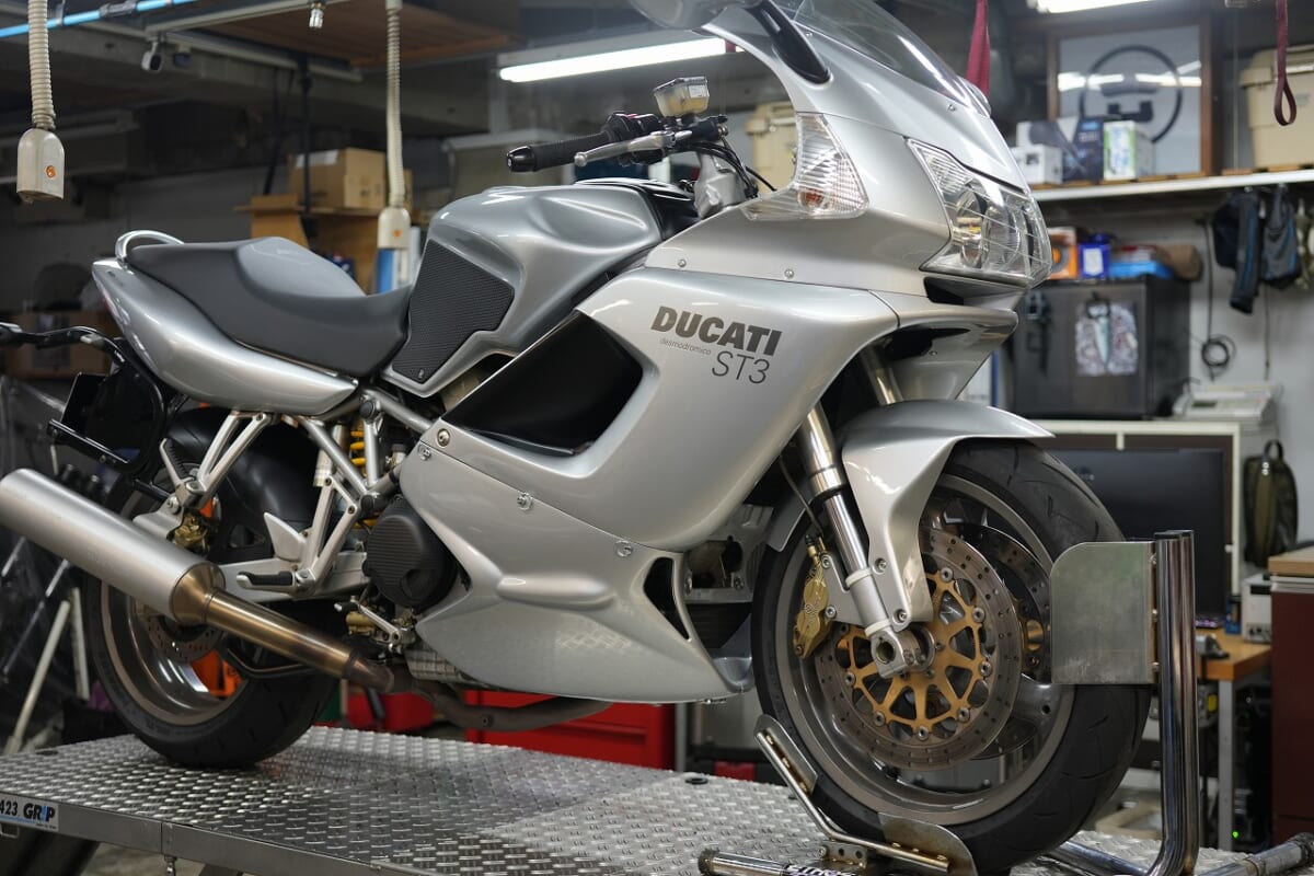 DUCATI ST3 ハンドルスイッチ・MOSFETレギュレーター流用交換デイトナ電圧計取付