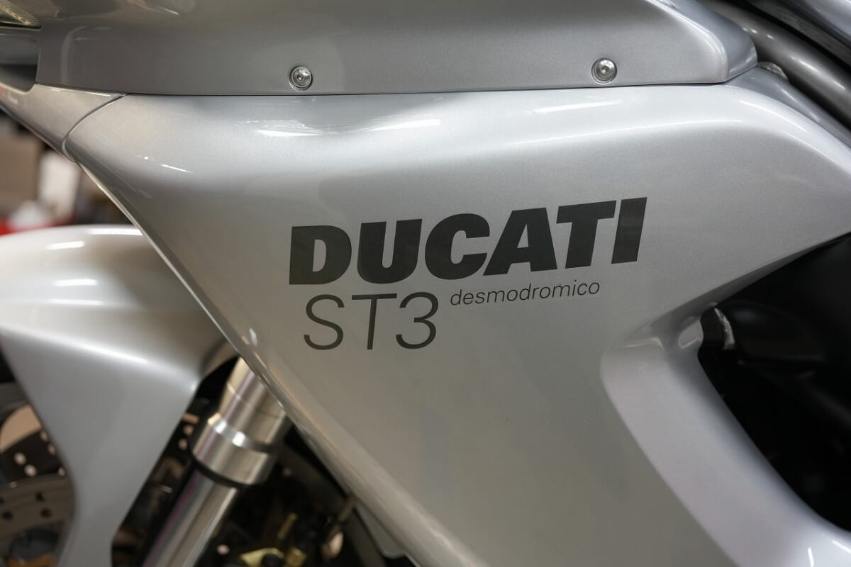 DUCATI ST3 ハンドルスイッチ・MOSFETレギュレーター流用交換デイトナ電圧計取付　D-UNIT USB忘れ・・て