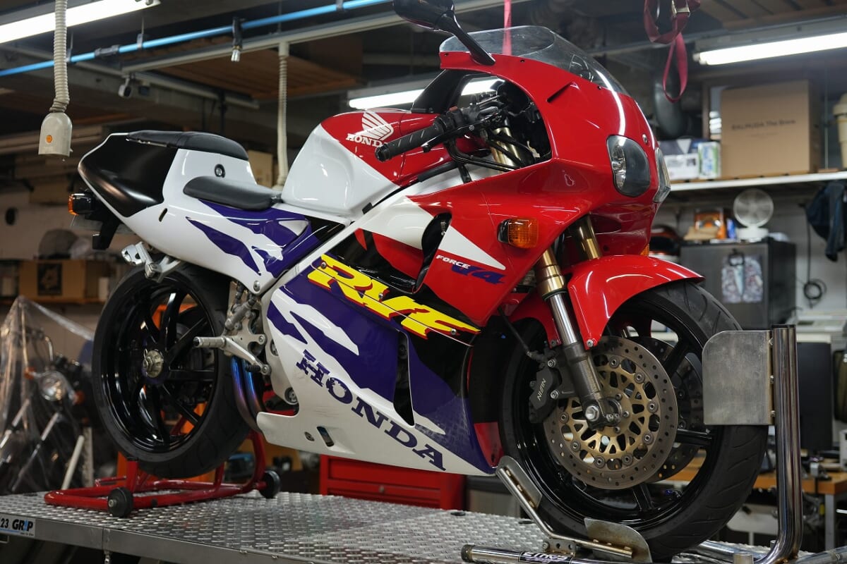 RVF400 リアがロックしました？　リアキャリパー/マスターOH ディスクパッド交換　メッシュホース製作