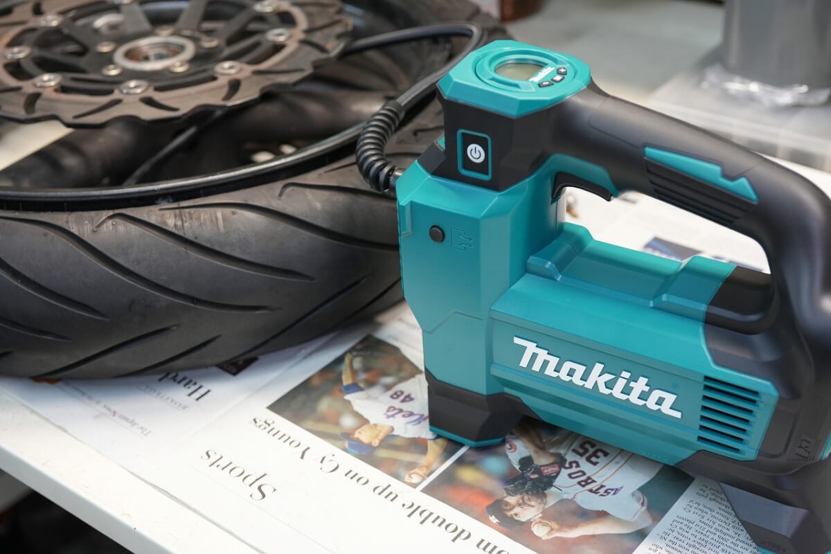 チューブレスタイヤのビード上がる？マキタ MAKITA 充電式空気入れMP181D 【Thoughts】バイク。