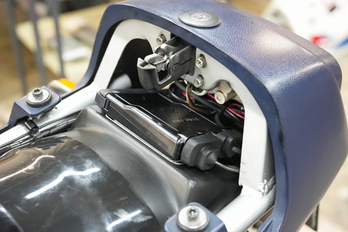 GSX1100SR 車検　メーターOH エンジンオイル交換　グロメット交換他