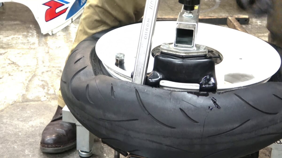 ④GSX-R1100K キャブメンテOH メインハーネス交換　デイトナ　AQUAPROVA（アクアプローバ）HG TEMP METER取り付け　ミシュランROAD5タイヤ交換