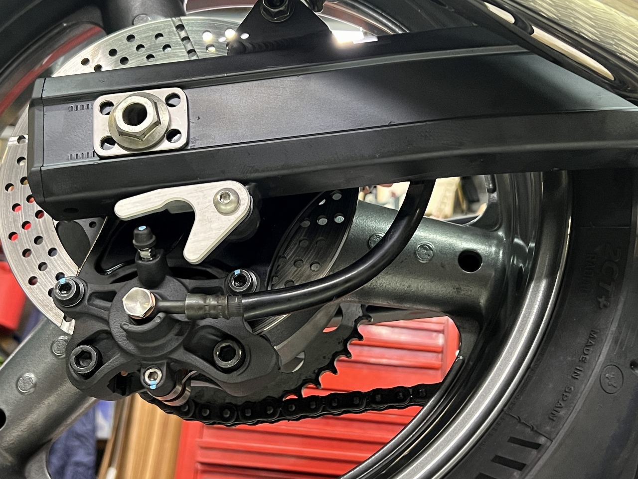 「油冷を3倍濃くする？イナズマ1200」　ZZR1400キャリパー+GSX-R1000サポートでリアキャリパーリジットにする