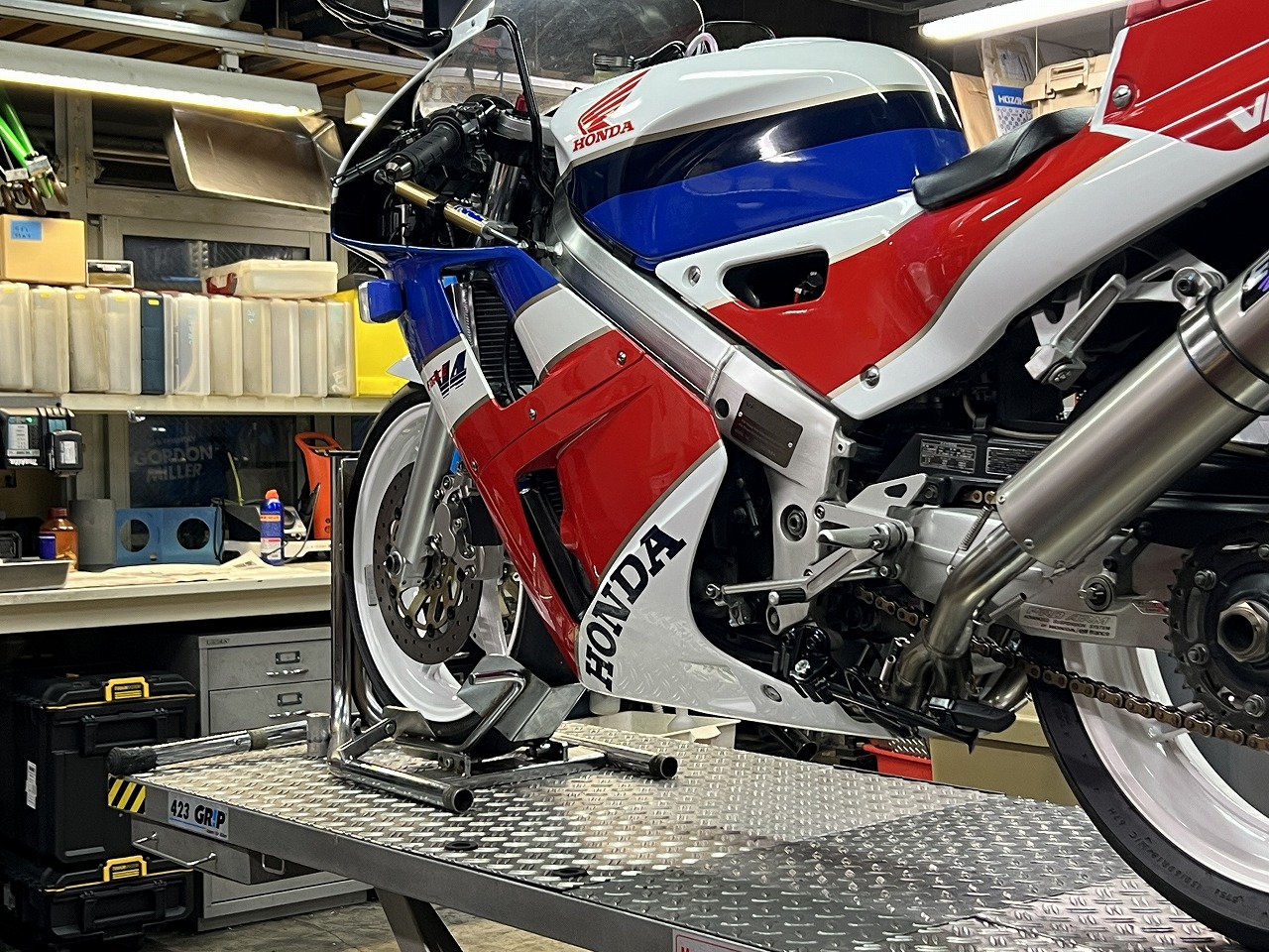 憧れのNC30(VFR400R)も34歳　キャリパーOH塗装その他