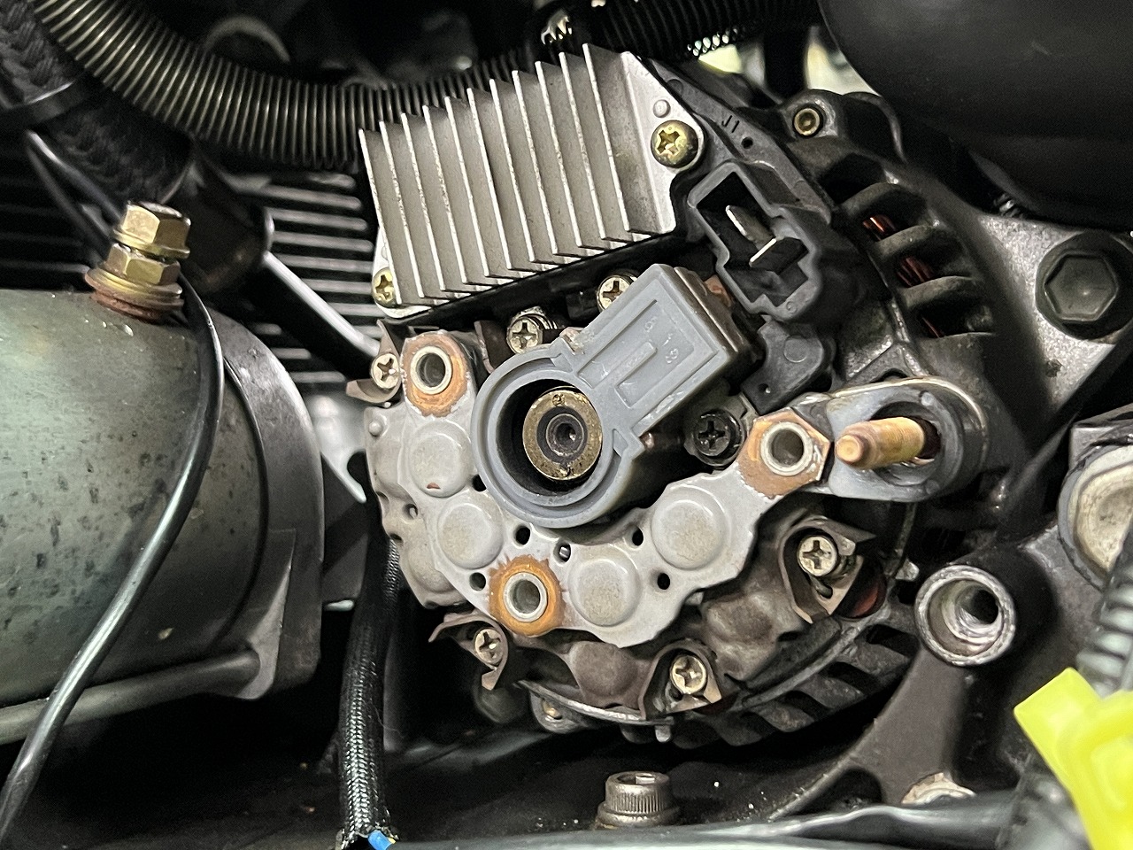 まさかスバル？「過充電！注意報」油冷1200（GSF1200除く）廃盤前にレギュレーター交換せよ