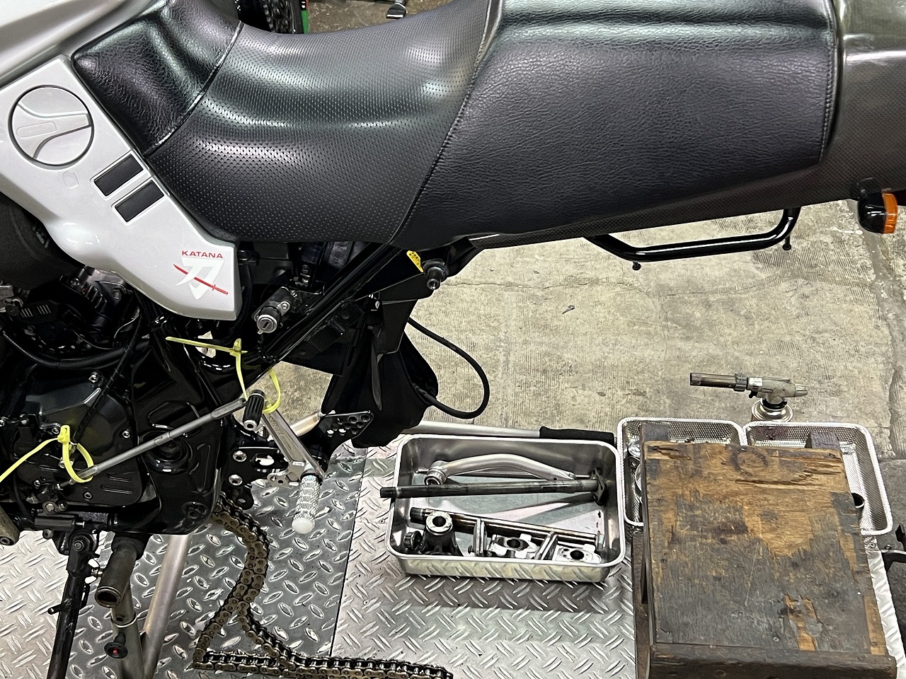 心配ご無用は過去の話？「GSX1200S イナズマ油冷カタナ」　JB1マグタン　タイヤ交換　スイングアームOHなど